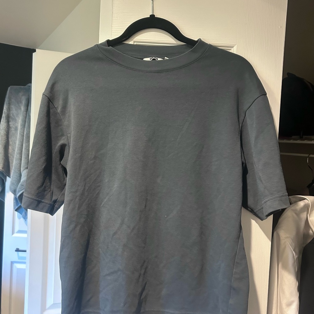 Uniqlo Gray Short Sleeve Tee Classic Crew Neck